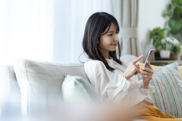 スマホを触る女性